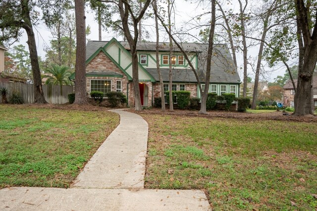 view of front of property featuring a front lawn