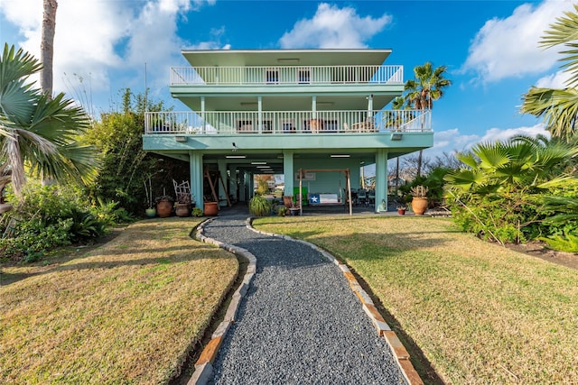 view of front of home featuring a carport and a front lawn