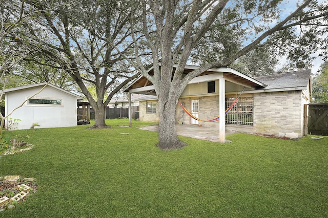 view of yard featuring a patio