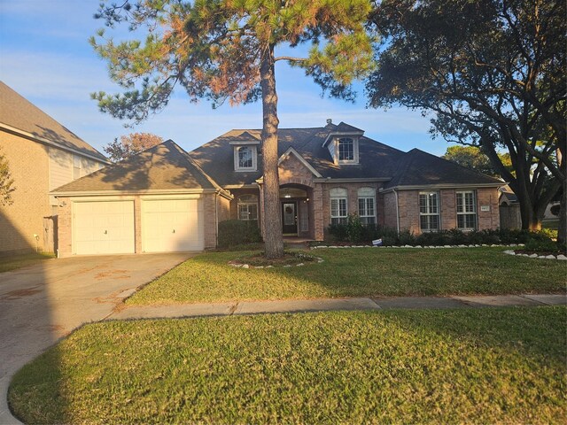 view of front of property featuring a front yard and a garage