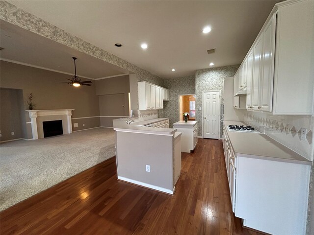 kitchen featuring white cabinetry, white gas cooktop, kitchen peninsula, and ceiling fan