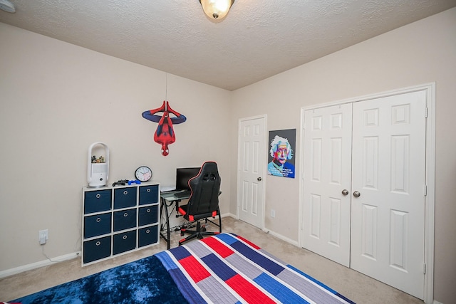 bedroom featuring carpet, a textured ceiling, and a closet