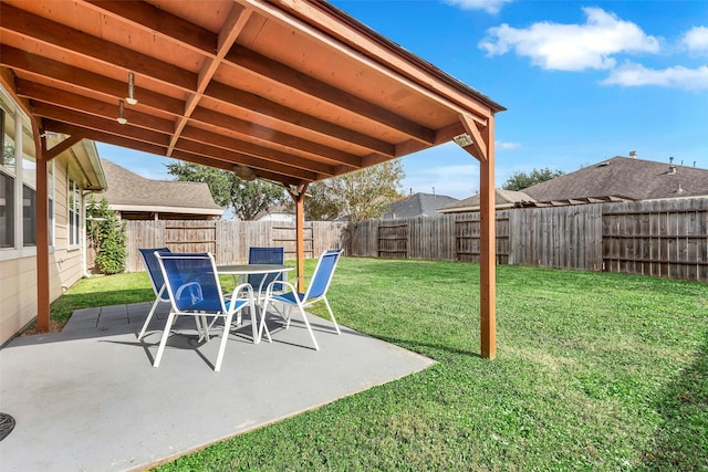 view of yard featuring a patio area