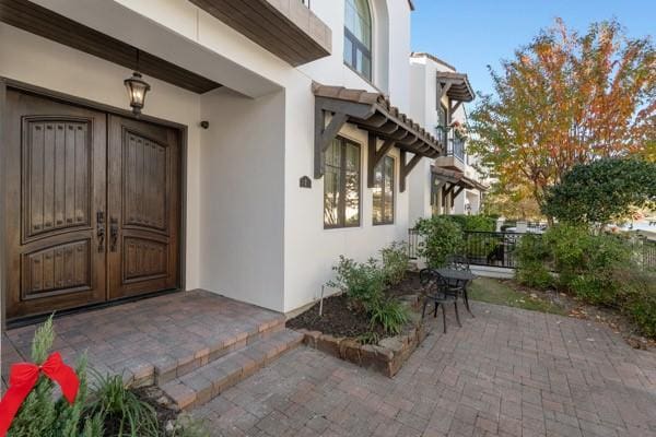 entrance to property with covered porch