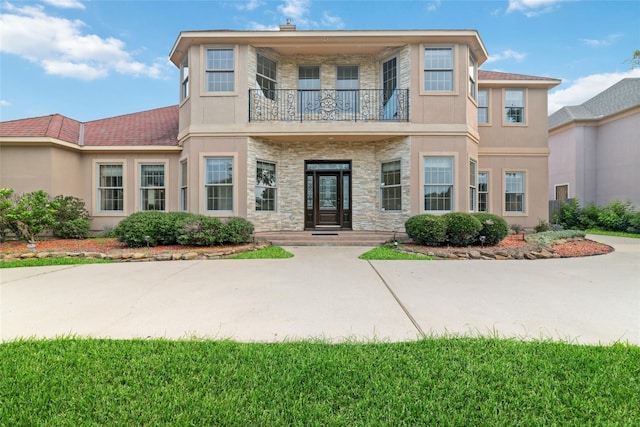 view of front of home featuring a balcony