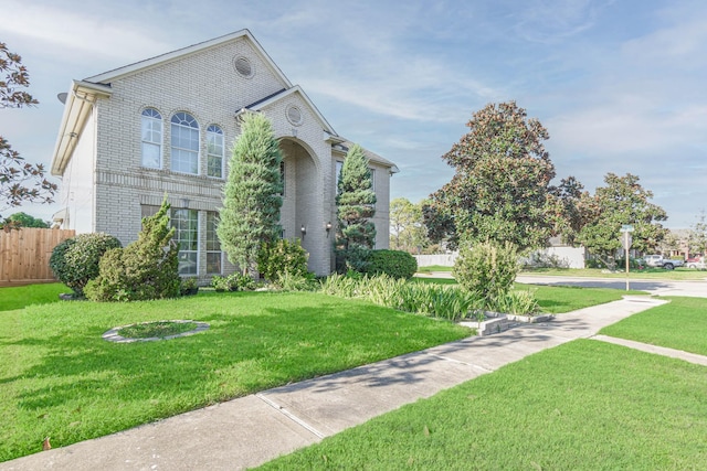 view of front of home featuring a front yard