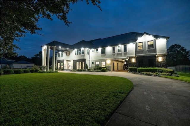 view of front of home featuring a lawn