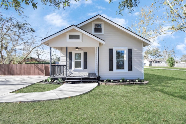 bungalow-style house with ceiling fan, covered porch, and a front yard