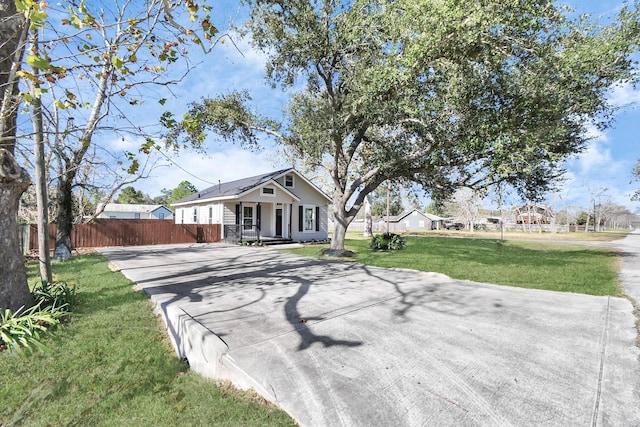 single story home with a front lawn