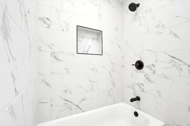 bathroom with tiled shower / bath