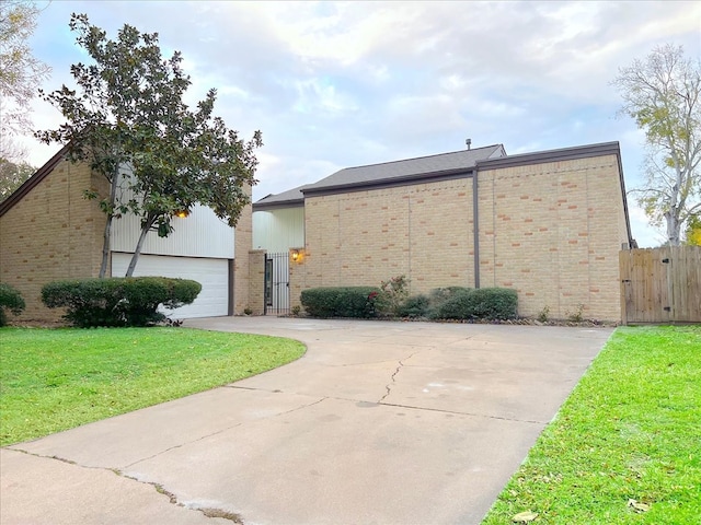 view of front of house featuring a garage and a front lawn