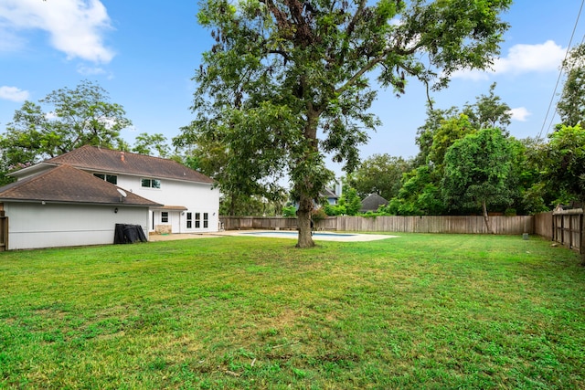 view of yard with a fenced in pool