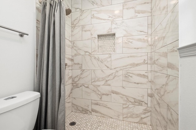 bathroom with curtained shower and toilet