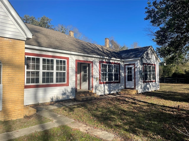 view of front of property featuring a front yard