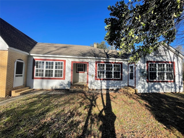 single story home featuring a front yard