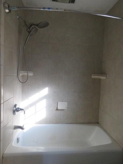 bathroom with tiled shower / bath combo