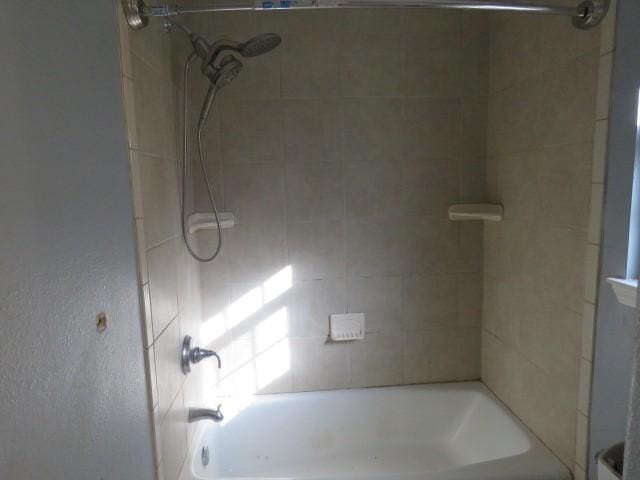 bathroom with tiled shower / bath combo