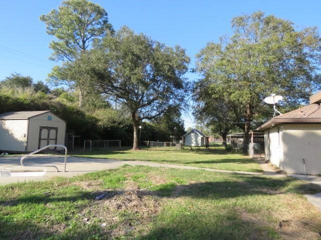 view of yard featuring a storage shed