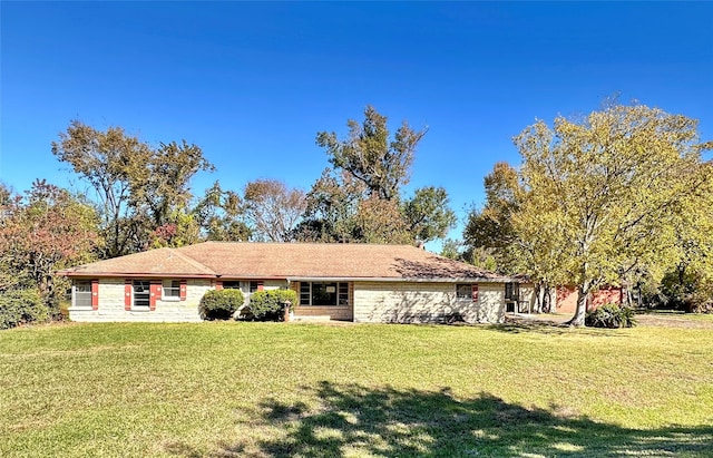 ranch-style home featuring a front yard