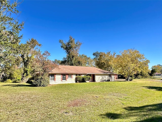 view of front of house featuring a front yard