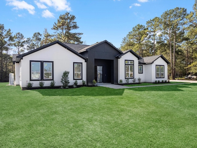 view of front facade with a front yard