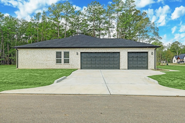 view of front of house featuring a front lawn