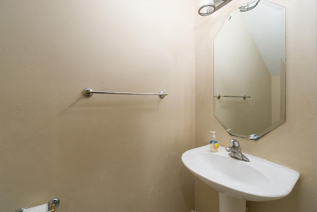 bathroom featuring sink