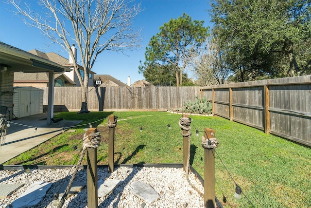 view of yard featuring a storage shed