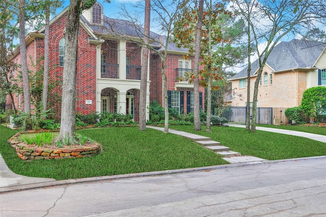 view of front of home featuring a front lawn