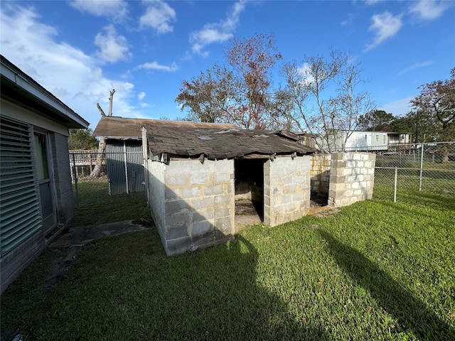 view of yard featuring an outdoor structure