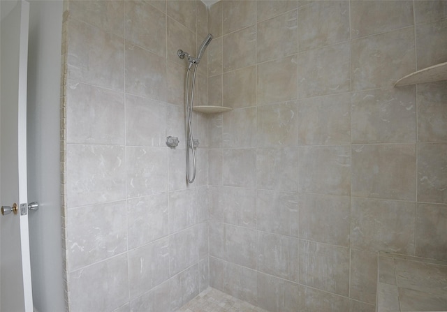 bathroom featuring a tile shower