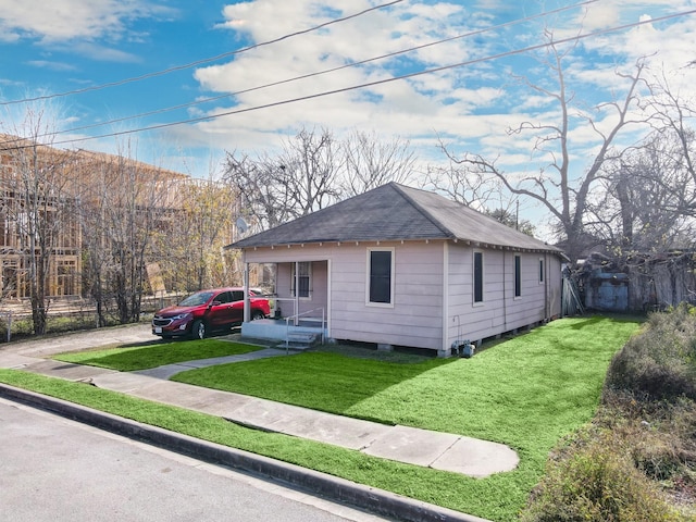 view of front facade with a front yard