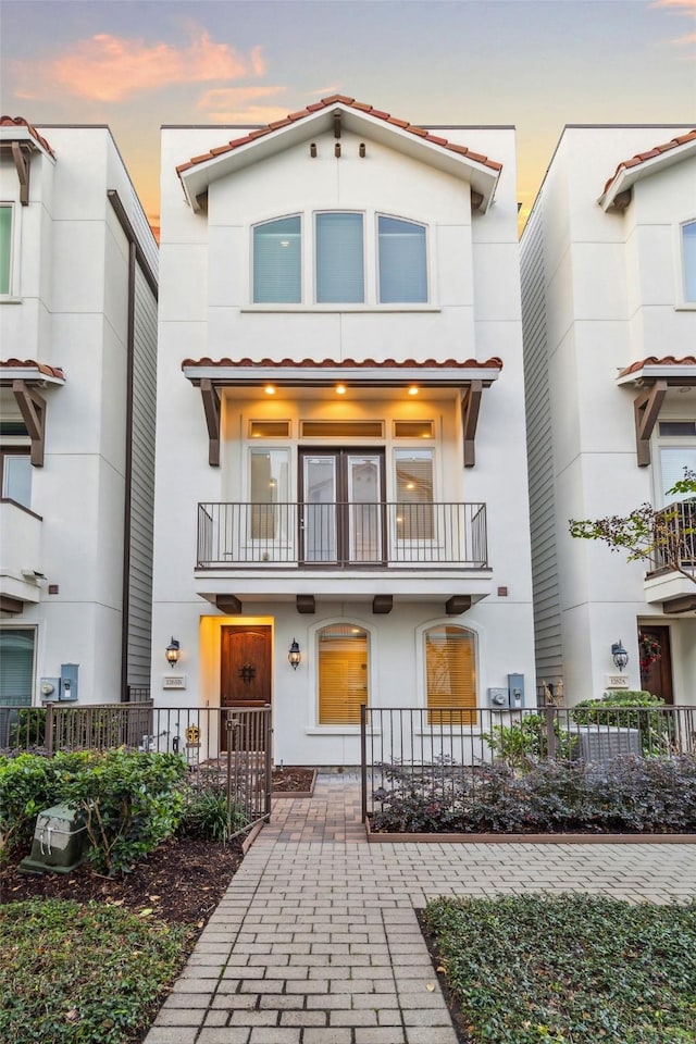 view of front of house with a balcony