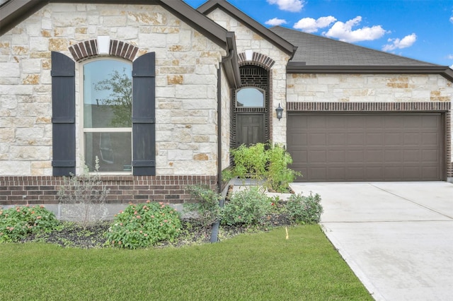 view of front of home featuring a garage and a front lawn