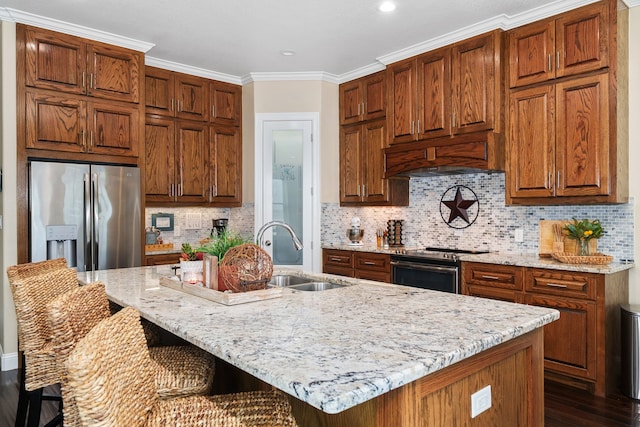 kitchen featuring sink, stainless steel appliances, crown molding, an island with sink, and custom exhaust hood