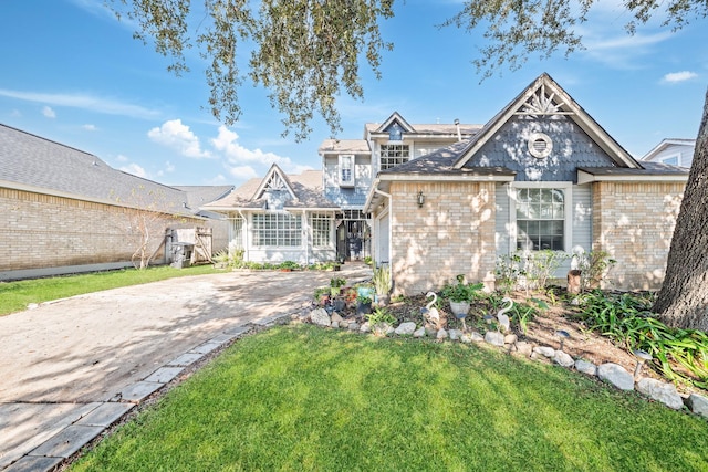 view of front of property with a front yard