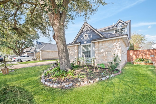 view of front of house featuring a front lawn