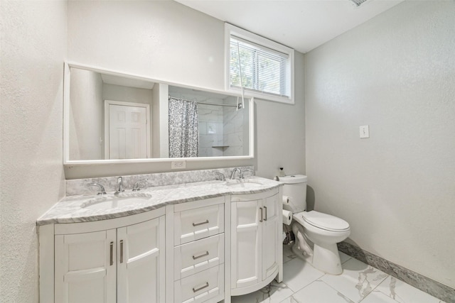 bathroom featuring a shower with curtain, vanity, and toilet