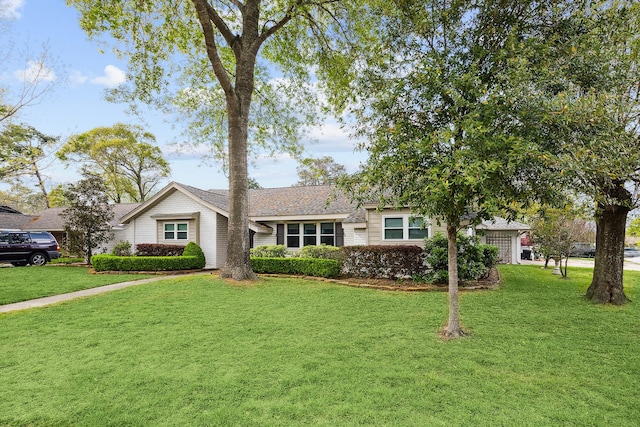 ranch-style house featuring a front yard