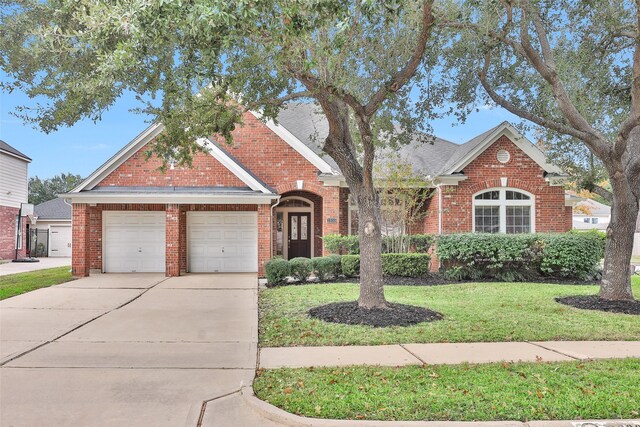 view of front of home featuring a front lawn