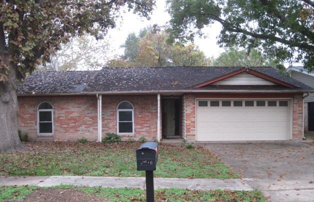 single story home featuring a garage