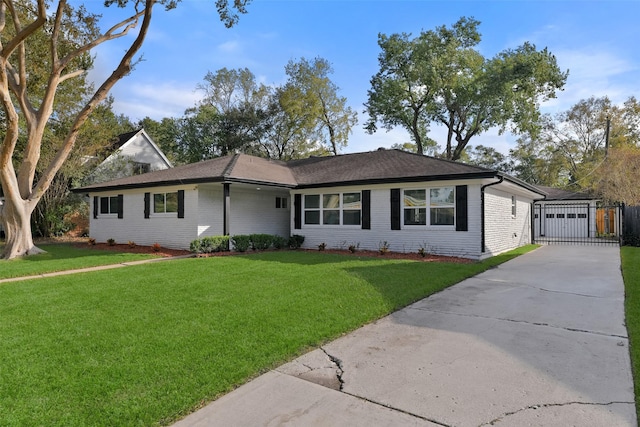 ranch-style home featuring a front lawn