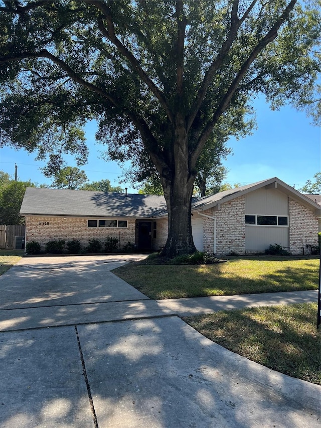 ranch-style home with a front yard