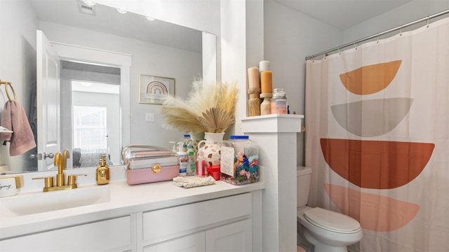 bathroom with a shower with curtain, vanity, and toilet