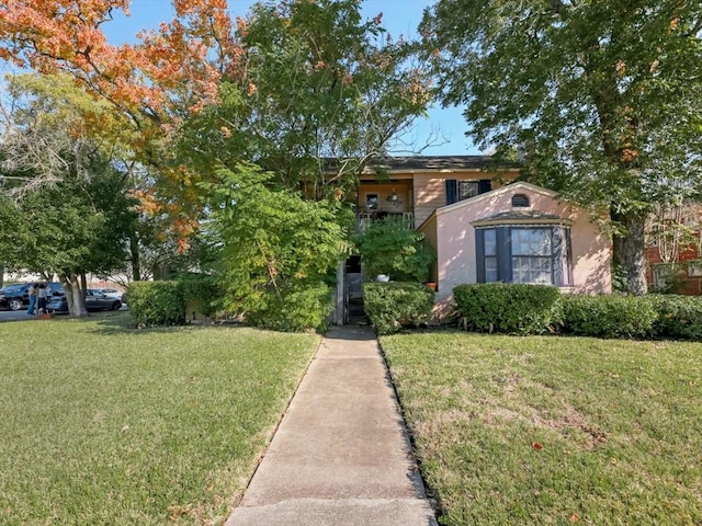 view of front facade featuring a front yard