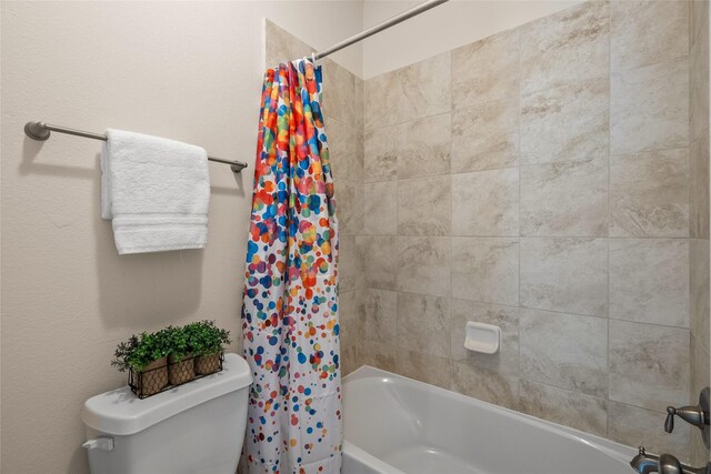 bathroom featuring toilet and shower / bath combo