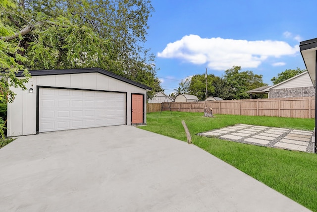 view of yard featuring an outbuilding and a garage