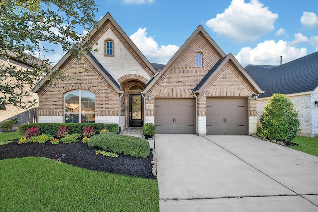 view of front facade featuring a garage