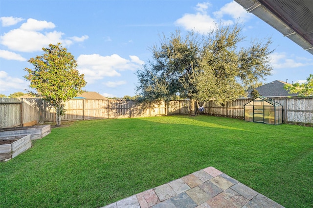 view of yard featuring an outbuilding