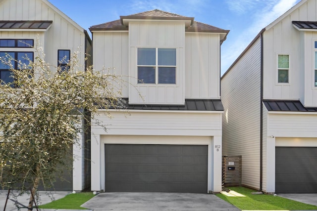 view of front of property featuring a garage